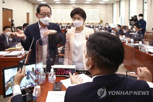 1일 국회에서 열린 법사위 전체회의에서 미래통합당 김도읍 간사(왼쪽)가 윤호중 법사위원장(오른쪽)에게 회의진행에 대해 항의하고 있다. 가운데는 더불어민주당 백혜련 간사. / 사진=연합뉴스