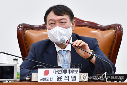 국민의힘에 입당한 윤석열 대선 예비후보가 2일 오전 서울 여의도 국회에서 열린 국민의힘 초선 공부모임 '명불허전 보수다 시즌5' 초청 강연에 참석해 강연을 하고 있다./사진=연합뉴스