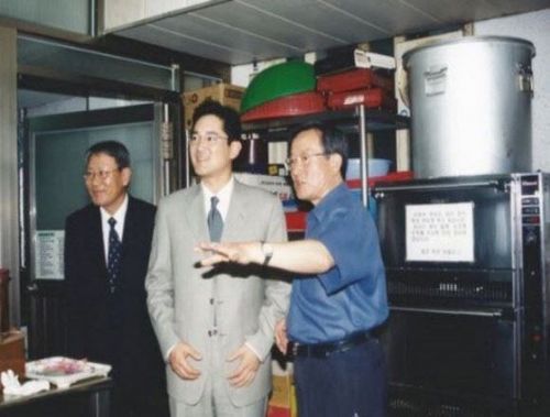 2003년 이재용 당시 삼성전자 상무가 쪽방촌의 극빈 환자를 치료하는 요셉의원을 방문한 모습. [사진제공=위즈덤하우스]
