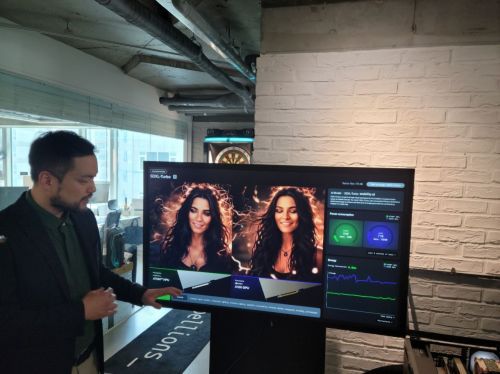 오진욱 리벨리온 최고기술책임자(CTO)가 17일 방문한 기자들에게 자사 아톰 NPU와 엔비디아 A100 GPU를 비교 시연하고 있다. 사진=강희종기자