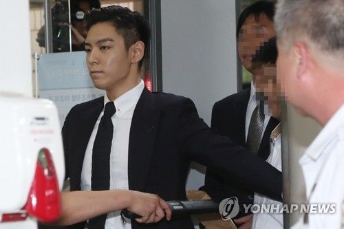 대마초를 피운 혐의를 받고 있는 인기 아이돌 그룹 빅뱅의 탑(본명 최승현)이 2017년 6월 29일 오전 서울 서초구 서울지방법원에서 열린 첫 공판에 출석하고 있다. 연합뉴스