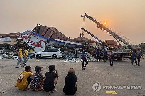 2025년 3월 28일 미얀마 수도 네피도에서 무너진 건물을 사람들이 쳐다보고 있다. EPA/NYEIN CHAN NAING 연합뉴스