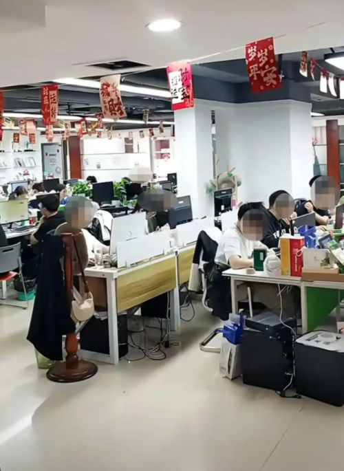 중국의 한 회사가 스트리밍한 사무실에서 일하는 직원의 모습. SCMP