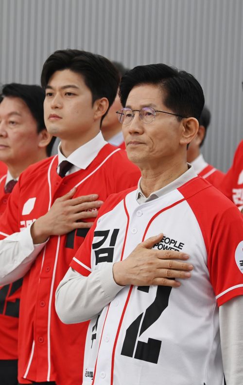 김문수 국민의힘 대선 후보와 국민의힘 비상대책위원장으로 내정된 김용태 의원이 12일 오전 서울 영등포구 여의도 국민의힘 중앙당사에서 열린 중앙선대위 임명장 수여식에서 국민의례를 하고 있다.2025.05.12 강진형 기자