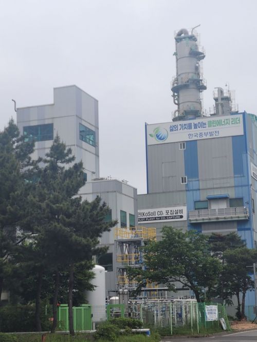 중부발전 보령화력발전소의 10MW급 이산화탄소포집 설비. 강희종기자