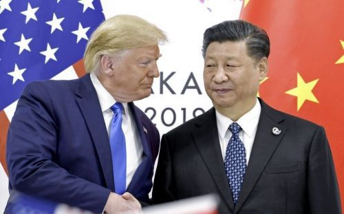 도널드 트럼프 미국 대통령(왼쪽)과 시진핑 중국 국가주석이 2018년 트럼프 첫 임기 당시 미중 정상회담에서 악수를 나누고 있다.