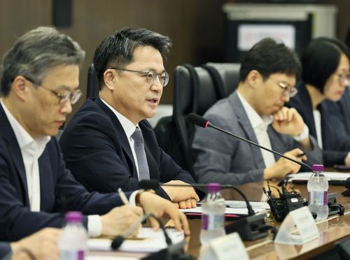 문신학 산업통상자원부 1차관(사진 왼쪽에서 두번째)이 16일 서울 중구 대한상공회의소 대회의실에서 국토교통부, 환경부, 기획재정부, 문화체육관광부 등 관계부처 관계자가 참석한 가운데 '제1차 RE100 산업단지 추진 TF 회의'를 주재하고 있다. 산업통상자원부