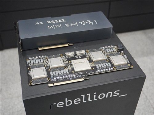 이재명 대통령이 지난달 20일 울산전시컨벤션센터에서 직접 사인한 리벨리온의 반도체. 'AI 고속도로, 세계 3대 강국'이라는 문구가 적혀있다. 연합뉴스