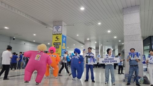 8.2 더불어민주당 전당대회가 열린 2일 서울 고양 일산 킨텍스 행사장 안에서 박찬대 당대표 후보를 지지하는 당원들이 응원 퍼포먼스를 선보이고 있다. 문혜원 기자