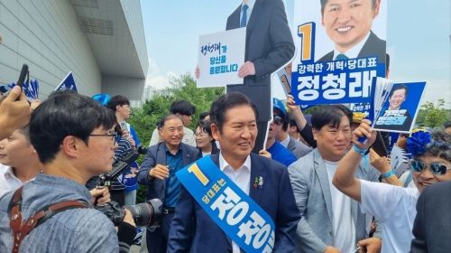 8.2 더불어민주당 전당대회가 열린 2일 서울 고양 일산 킨텍스 행사장에 정청래 당대표 후보가 들어가면서 지지자들과 인사하고 있다. 문혜원 기자