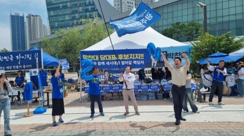 8.2 더불어민주당 전당대회가 열린 2일 서울 고양 일산 킨텍스 행사장 앞 야외부서에서 박찬대 당대표 후보 응원전이 펼쳐지고 있다. 문혜원 기자