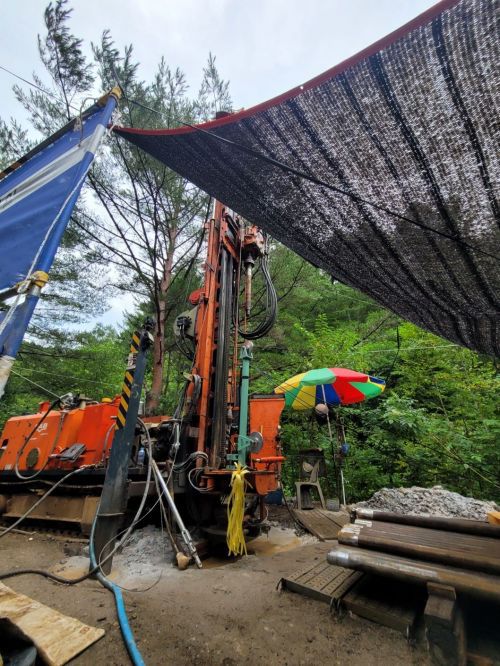 태백 철암동 고원자연휴양림 부근에서 '연구 부지 심부 시추공 굴찾 및 조사'가 이루어지고 있다. 최대 1km까지 시추공을 뚫어 지질을 조사한다. 향후 방사성폐기물 처분장 부지를 선정할 때 필요한 시추 기술을 확보하기 위해 추진하는 사업이다. 강희종 기자
