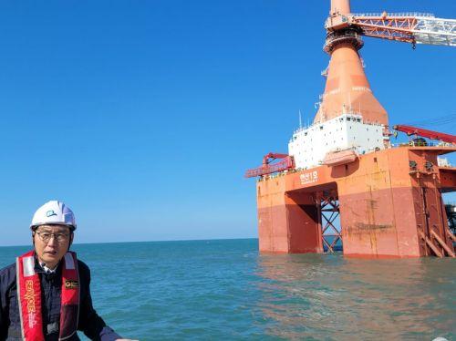 낙월해상풍력발전단지 설계조달시공(EPC) 사업자인 삼해이앤씨의 정종영 대표가 해상풍력 설치선(WTIV)인 한산1호에 대해 설명하고 있다. 강희종기자