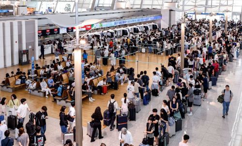 본격적인 여름 휴가철을 앞둔 25일 인천국제공항 제1여객터미널을 찾은 여행객들로 붐비고 있다. 인천공항공사는 여름철 성수기인 7월말부터 8월초까지 3주간 약 391만명이 인천공항을 이용할 것으로 내다봤다. 2025.7.25. 강진형 기자