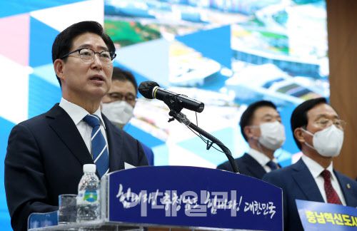 양승조 충남지사가 8일 충남도청사에서 국가균형발전위원회의 혁신도시 지정안 통과에 대해 환영의 입장을 밝히고 있다. 사진=충남도 제공