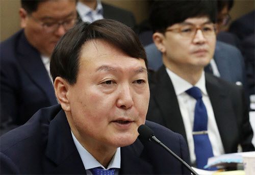 윤석열 검찰총장이 지난해 10월 17일 서울 서초구 대검찰청에서 열린 국회 법제사법위원회의 대검찰청에 대한 국정감사에서 의원들 질의에 답하고 있다. 오른쪽은 한동훈 반부패·강력부장 (사진=뉴시스)