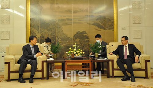 장하성(왼쪽) 주중대한민국대사와 우장하오 중국 외교부 부장조리. (사진=중국 외교부 제공)