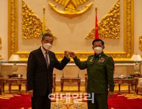 미얀마를 방문한 왕이(왼쪽) 중국 외교부장과 이번 쿠데타로 국가권력을 이양받은 민 아웅 흘라잉 국방군 최고사령관. 사진=펑파이