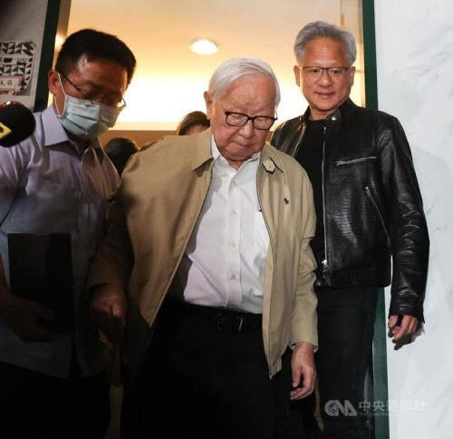 장중머우(가운데) TSMC 창업자와 젠슨 황(오른쪽) 엔비디아 CEO. 사진=대만 중앙통신사 캡처