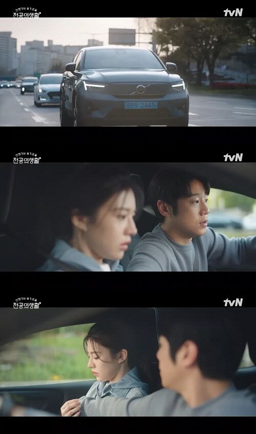 최근 종영한 tvN 드라마 ‘언젠가는 슬기로울 전공의 생활’에 등장한 볼보 EX30과 배우 고윤정, 정준원. (사진=유튜브 채널 tvN 드라마 캡쳐)