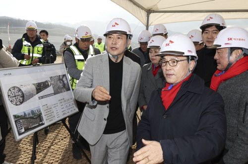 장동혁(왼쪽) 국민의힘 대표가 지난 9일 용인반도체클러스터 공사현장 둘러보고 있다.(사진=연합뉴스)