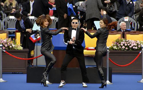 박근혜 18대 대통령 취임식에서 가수 싸이가 축하공연을 하고 있다./조선DB