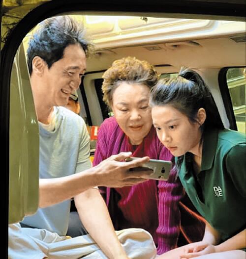 영화 ‘귀신경찰’ 촬영장에서 김수미와 신현준, 딸 역을 맡은 배우 채시연이 의견을 나누고 있다.