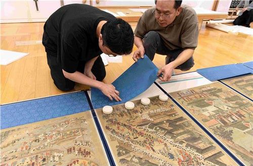 병풍 비단을 부착하는 모습. /국외소재문화유산재단