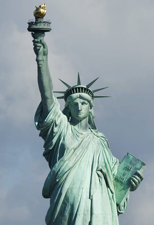 미국 뉴욕 리버티섬에 서 있는 '자유의 여신상'. /AFP 연합뉴스