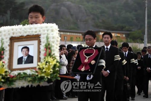 노무현 전 대통령 영결식에서 영정을 들고 걸어가고 있는 곽상원 의원. /연합뉴스