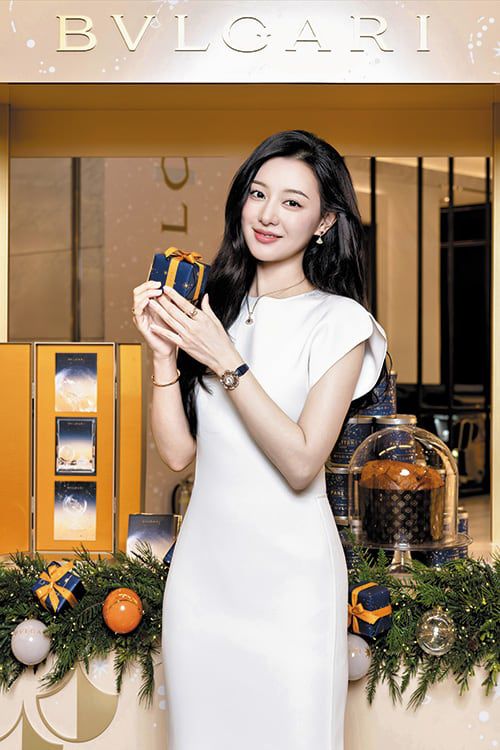 지난 7일 현대백화점 판교점 ‘불가리 홀리데이 디바스 드림 팝업’에 참석한 불가리 앰버서더이자 배우 김지원. 팝업 현장에서 스탬프 투어 등을 마치면 배우 김지원 뒤에 보이는 엽서 등을 받을 수 있다. /불가리