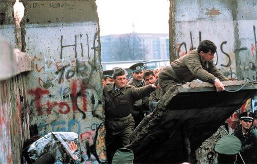 동독 군인들이 베를린 장벽을 무너뜨리며 탈출하고 있다.