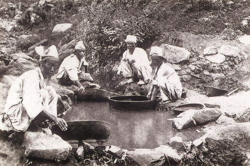 평안북도 운산 금광에서 조선인 노동자들이 사금을 채취하는 모습.