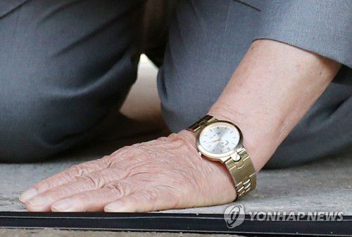 신천지 이만희 총회장의 손목시계는?(가평=연합뉴스) 김주성 기자 = 이만희 신천지예수교 증거장막성전(신천지) 총회장이 2일 오후 경기도 가평군 신천지 연수원 '평화의 궁전'에서 기자회견을 열고 있다.      이 총회장의 손목에 청와대 박근혜 전 대통령의 이름이 새겨진 시계가 보이고 있다. 2020.3.2 utzza@yna.co.kr