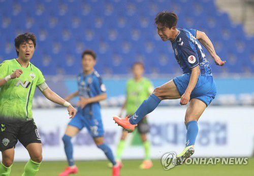 K리그1 전북 현대와 울산 현대 선수들 경기 모습[연합뉴스 자료사진]