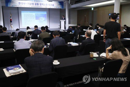 '한국 기후변화 평가보고서 2020' 발간 기념 워크숍(서울=연합뉴스) 진연수 기자 = 28일 오후 서울 중구 밀레니엄 힐튼 호텔에서 열린 '한국 기후변화 평가보고서 2020' 발간 기념 환경부-기상청 공동 정책소통 워크숍에서 참석자들이 평가보고서 관련 발표를 경청하고 있다. 2020.7.28 jin90@yna.co.kr