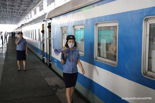 귀국하는 러시아인들이 탄 열차를 전송하는 북한 역무원들 [주북 러시아 대사관 페이스북 계정 사진. 재판매 및 DB금지]