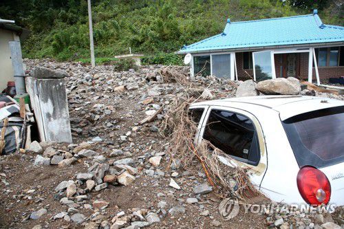 산사태지난해 10월 태풍 '미탁'이 몰고온 집중호우로 경북 울진군 매화면의 한 마을 뒷산이 무너져내려 주택과 차량을 덮친 모습. [연합뉴스 자료사진]