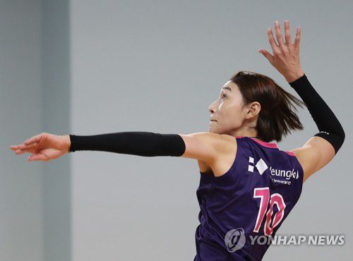 '배구 여제' 김연경 훈련 열중(용인=연합뉴스) 박동주 기자 = 김연경이 29일 오전 경기도 용인 흥국생명 연수원에서 훈련하고 있다. 2020.7.29 pdj6635@yna.co.kr