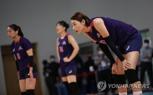 숨 고르는 김연경(용인=연합뉴스) 박동주 기자 = 김연경이 29일 오전 경기도 용인 흥국생명 연수원에서 훈련하고 있다. 2020.7.29 pdj6635@yna.co.kr