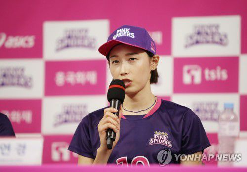 인터뷰하는 김연경(용인=연합뉴스) 박동주 기자 = 김연경이 29일 경기도 용인 흥국생명 연수원에서 취재진과 인터뷰하고 있다. 2020.7.29 pdj6635@yna.co.kr