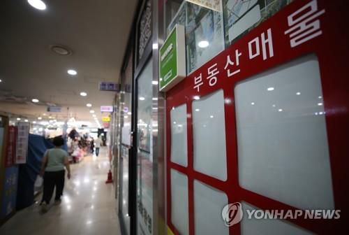 임대차 3법에 전셋값 폭등·품귀 현상   (서울=연합뉴스) 박동주 기자 = '임대차 3법'이 국회 상임위원회를 통과한 가운데 서울을 중심으로 전셋값 폭등 및 전세 품귀 현상이 광범위하게 나타나고 있는 30일 오전 서울 송파구의 한 상가 부동산중개업소의 매물 정보란이 비어있다. 2020.7.30
    pdj6635@yna.co.kr
(끝)