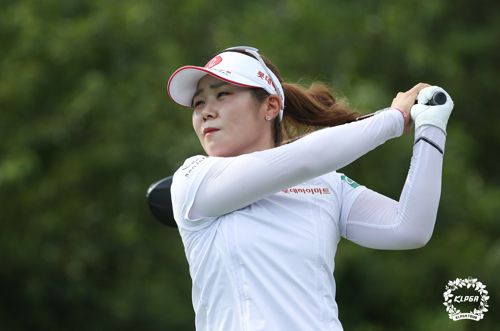 티샷하는 이소영(서울=연합뉴스) 30일 제주시에 위치한 세인트포 골프·리조트에서 열린 '제주삼다수 마스터스' 1R에서 이소영이 11번 홀에서 티샷하고 있다. 2020.7.30 
    [KLPGA 제공. 재판매 및 DB 금지] photo@yna.co.kr