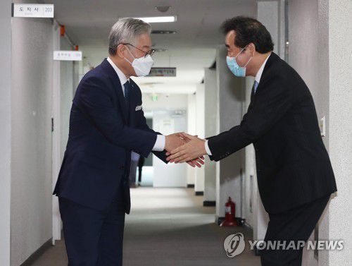 인사 나누는 대선주자 선호도 1·2위(수원=연합뉴스) 권준우 기자 = 이낙연 더불어민주당 당 대표 후보와 이재명 경기지사가 30일 오전 경기도청에서 만나 인사를 나누고 있다. 2020.7.30 stop@yna.co.kr