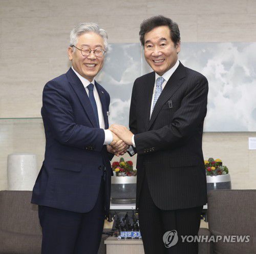 악수하는 이재명·이낙연(수원=연합뉴스) 권준우 기자 = 이낙연 더불어민주당 당 대표 후보와 이재명 경기지사가 30일 오전 경기도청에서 만나 악수를 나누고 있다. 2020.7.30 stop@yna.co.kr