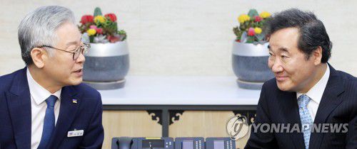 이재명 지사 만난 이낙연 의원(수원=연합뉴스) 권준우 기자 = 이낙연 더불어민주당 당 대표 후보와 이재명 경기지사가 30일 오전 경기도청에서 만나 간담회를 갖고 있다. 2020.7.30 stop@yna.co.kr