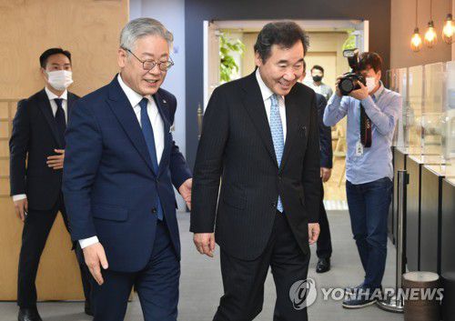 집무실로 이동하는 이재명·이낙연(수원=연합뉴스) 권준우 기자 = 이낙연 더불어민주당 당 대표 후보와 이재명 경기지사가 30일 오전 경기도청에서 간담회를 가진 뒤 집무실로 이동하고 있다. 2020.7.30 stop@yna.co.kr