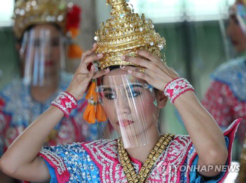 코로나19 얼굴 가리개 쓴 태국 무용수(방콕 EPA=연합뉴스) 태국 무용수들이 지난 5월3일(현지시간) 방콕 에라완 사원에서 신종 코로나바이러스 감염증(코로나19) 예방용 얼굴 가리개를 착용하고 방문객들을 기다리고 있다. 태국 정부는 이날부터 코로나19 확산 방지를 위해 폐쇄했던 일부 업종의 영업 재개를 허용키로 했다. ucham1789@yna.co.kr