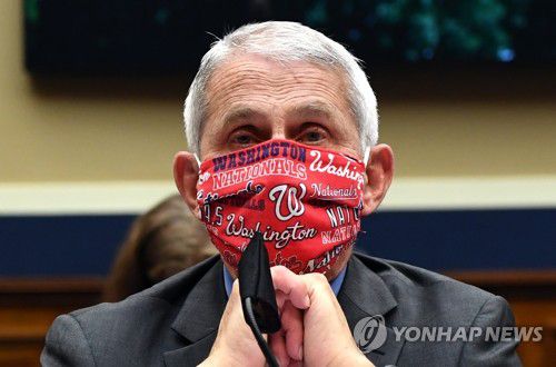 지난달 마스크 착용하고 미국 하원 청문회 출석한 파우치[워싱턴 EPA=연합뉴스 자료사진]