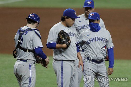 토론토 블루제이스 류현진(세인트피터즈버그 AP=연합뉴스) 지난 24일(현지시간) 미국 플로리다주 세인트피터즈버그의 트로피카나필드에서 열린 2020년 미국프로야구 메이저리그 탬파베이 레이스와의 방문 경기